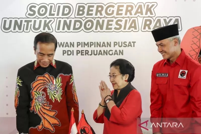 Ketua Umum PDI Perjuangan Megawati Soekarnoputri (tengah) didampingi Presiden Joko Widodo (kiri) usai penetapan calon Presiden 2024 yang diajukan PDI Perjuangan Ganjar Pranowo (kanan).